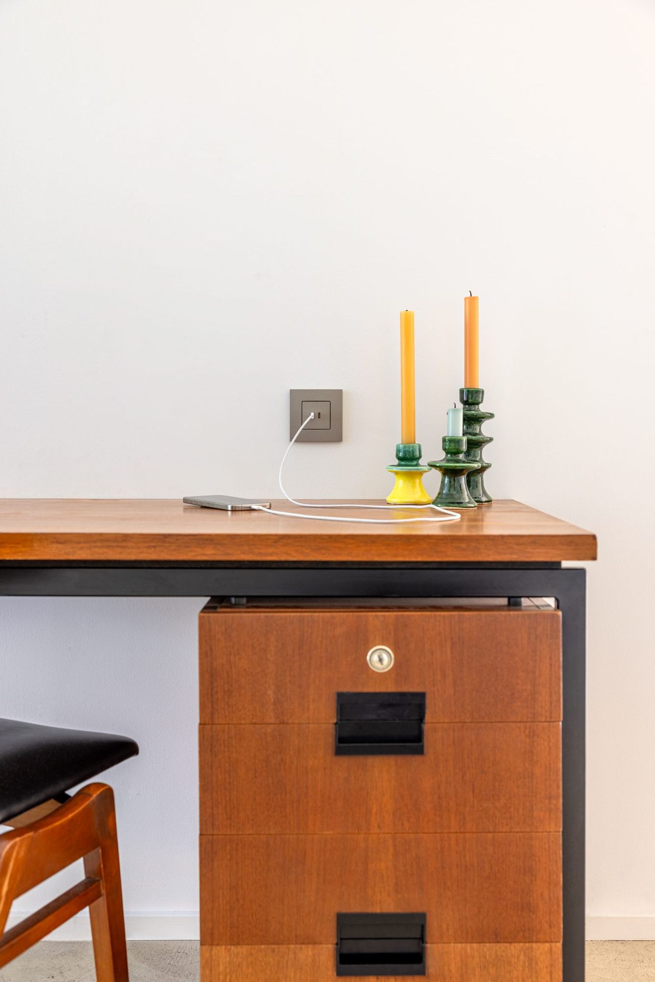 Niko Intense claystone textured met dubbele USB-C-lader